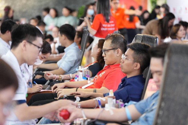 Giọt thương 2025: CBNV ROX Group chung tay hiến máu, lan tỏa giá trị sống đẹp - Ảnh 1.