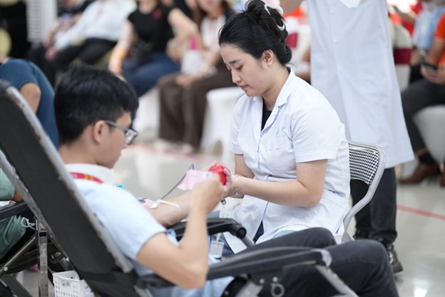 Giọt thương 2025: CBNV ROX Group chung tay hiến máu, lan tỏa giá trị sống đẹp - Ảnh 2.