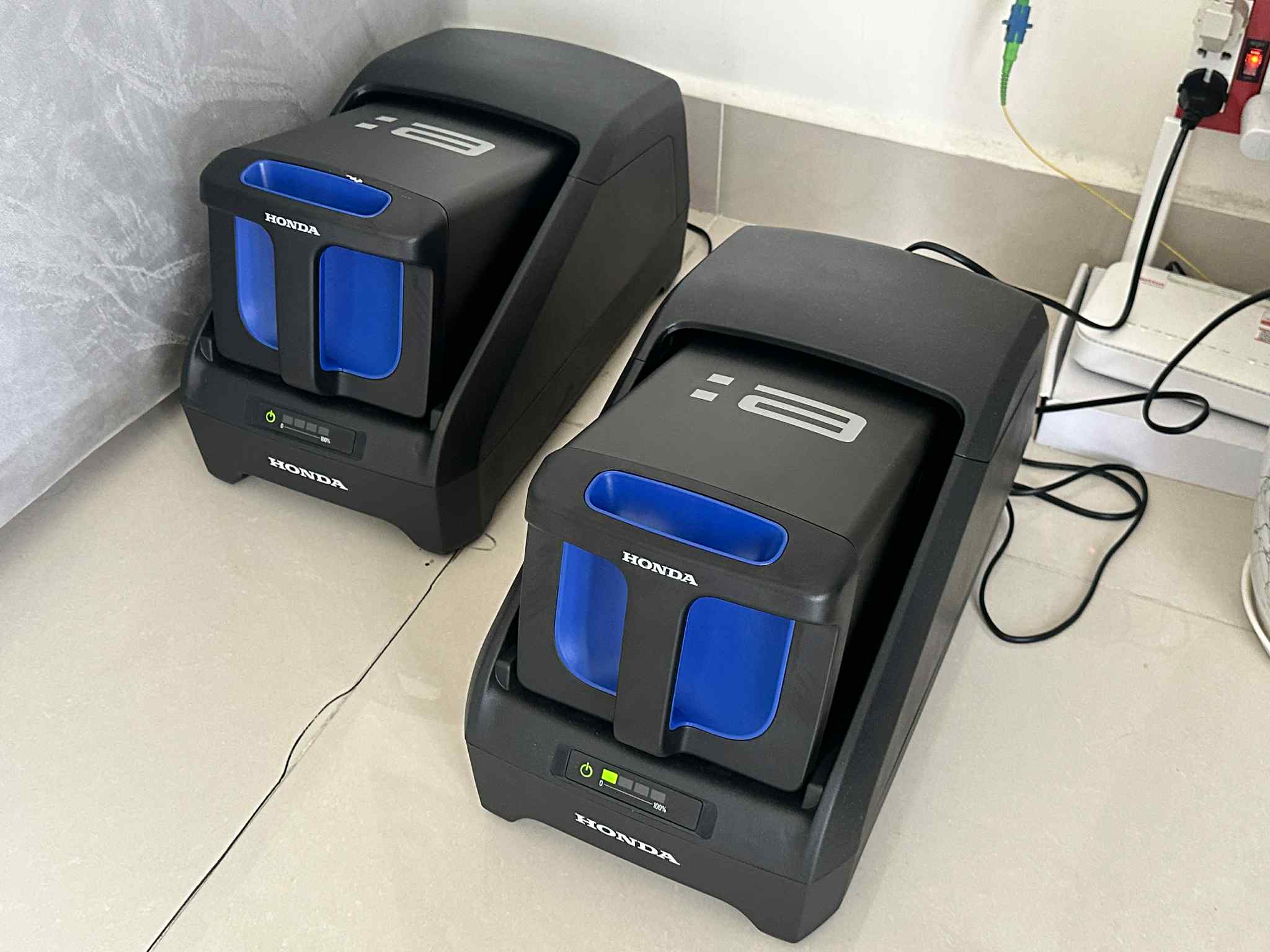 3 lưu ý khi sạc pin tháo rời cho xe máy điện - Ảnh 1. Sạc pin tháo rời xe máy điện sao cho bền? - Ảnh 1.