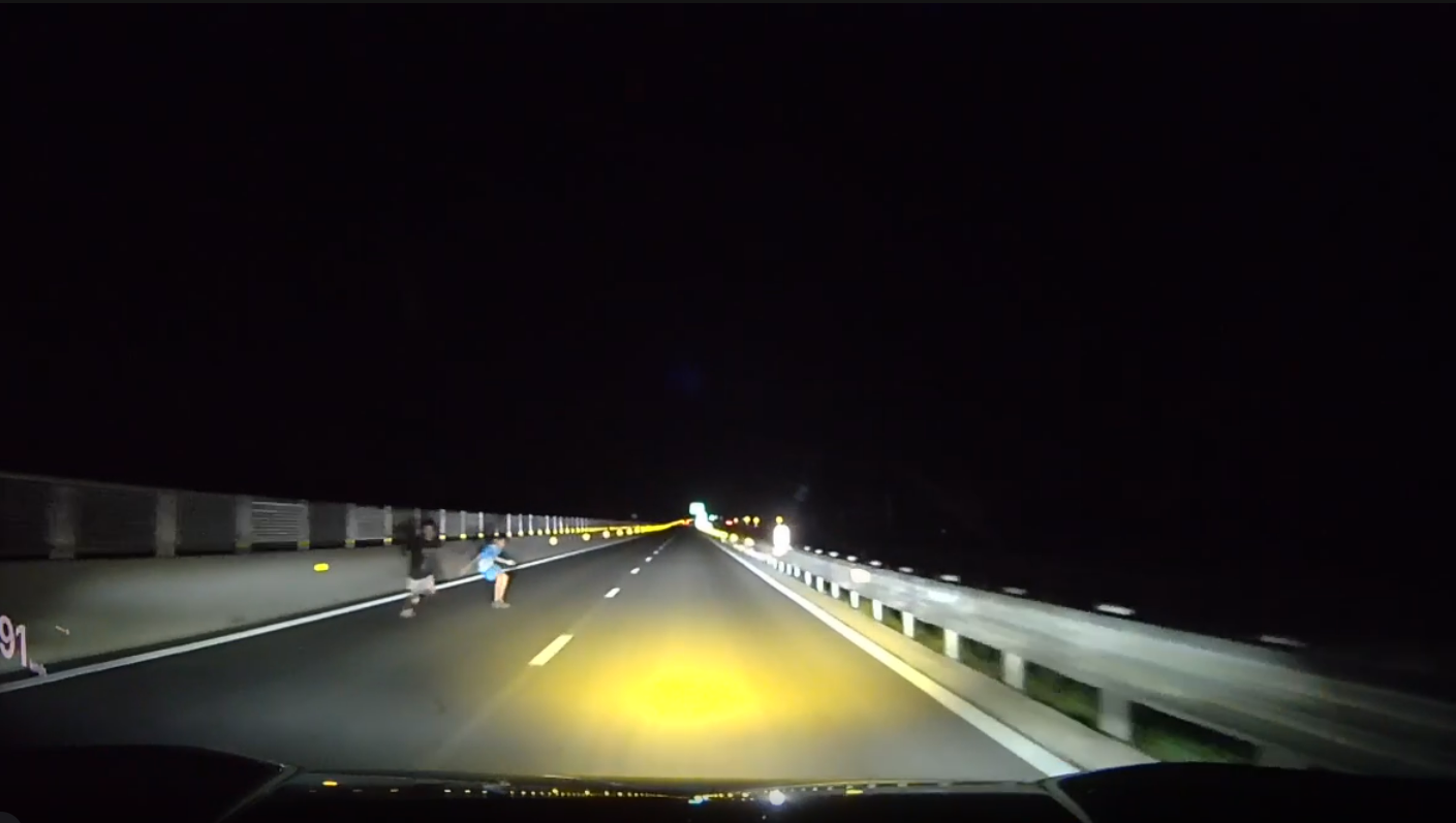 Nhiều ‘khách bộ hành’ đi lại trên cao tốc bắc nam đoạn qua Quảng Trị- Ảnh 2. Nhiều ‘khách bộ hành’ đi lại trên cao tốc bắc nam đoạn qua Quảng Trị- Ảnh 2.