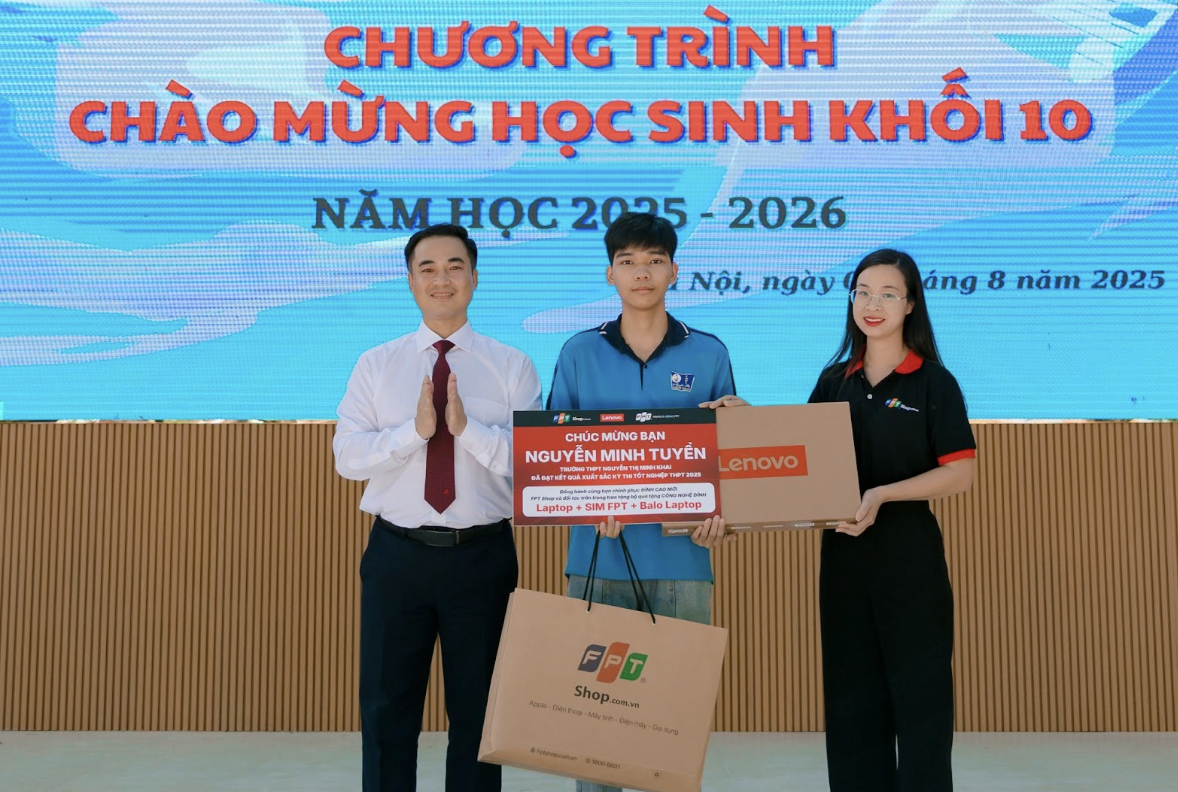 FPT Shop tặng quà công nghệ cho tân sinh viên thành tích xuất sắc - Ảnh 1. FPT Shop tặng quà công nghệ cho tân sinh viên thành tích xuất sắc - Ảnh 1.