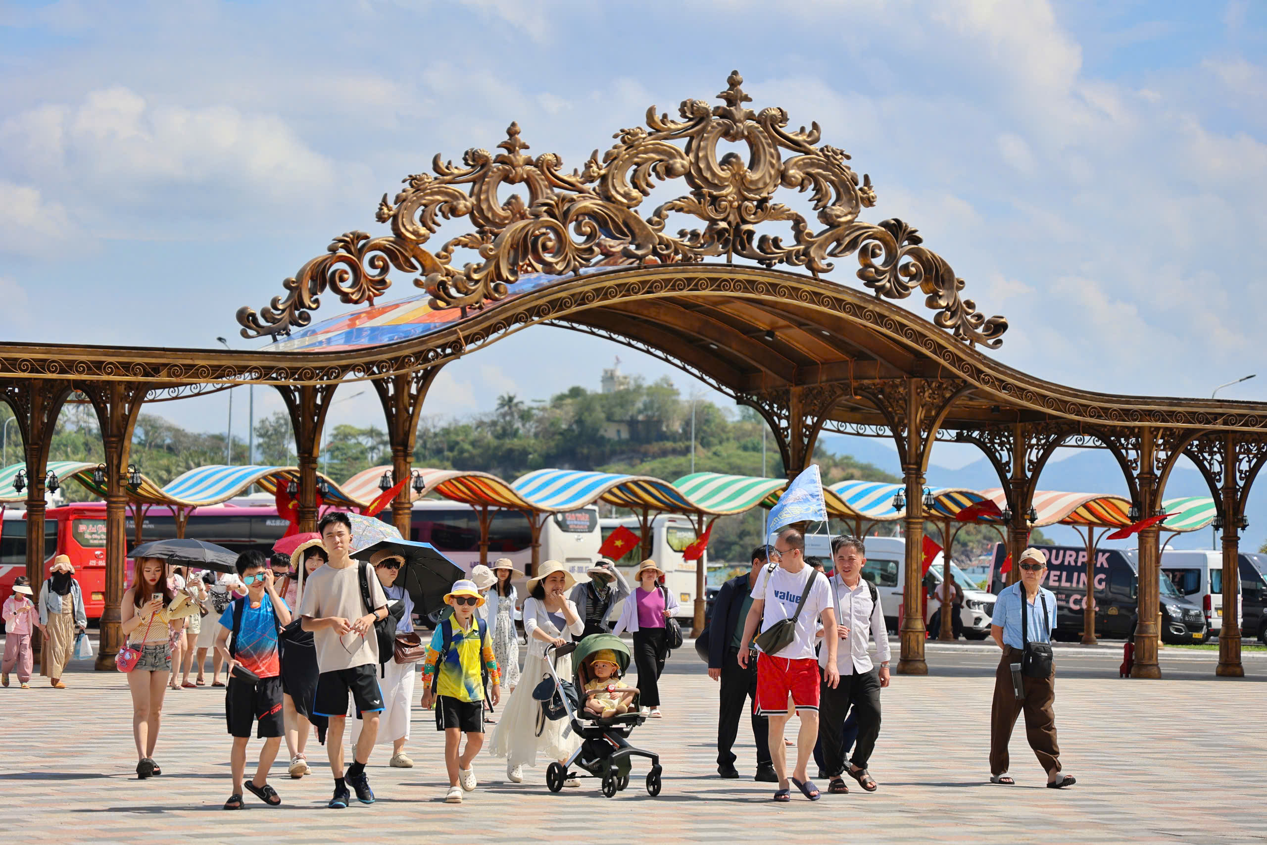 Du lịch khánh hòa mùa hè thành công với doanh thu tăng trưởng mạnh mẽ - Ảnh 1. Du lịch khánh hòa mùa hè thành công với doanh thu tăng trưởng mạnh mẽ - Ảnh 1.