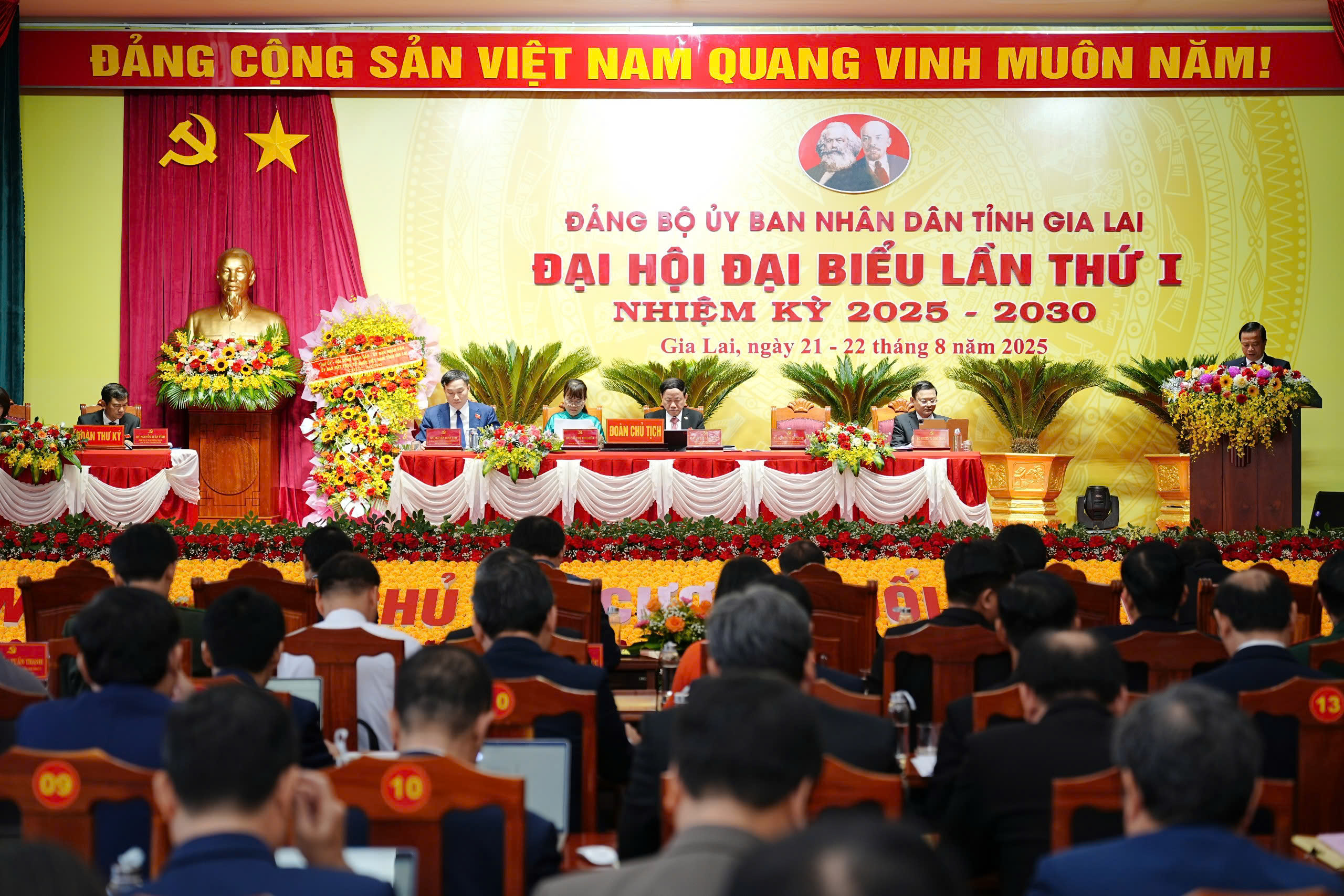 UBND tỉnh Gia Lai lần đầu tổ chức Đại hội Đảng bộ sau sáp nhập - Ảnh 1.