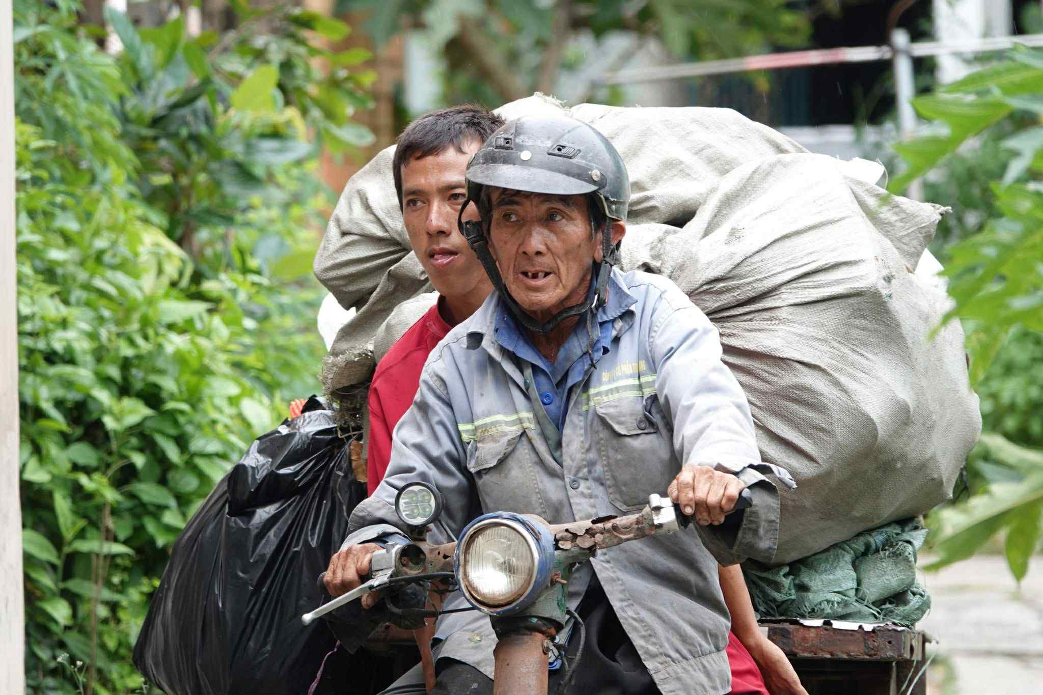 Người cha miền T&acirc;y 10 năm thu gom r&aacute;c, lượm ve chai nu&ocirc;i con trai khờ - Ảnh 3.