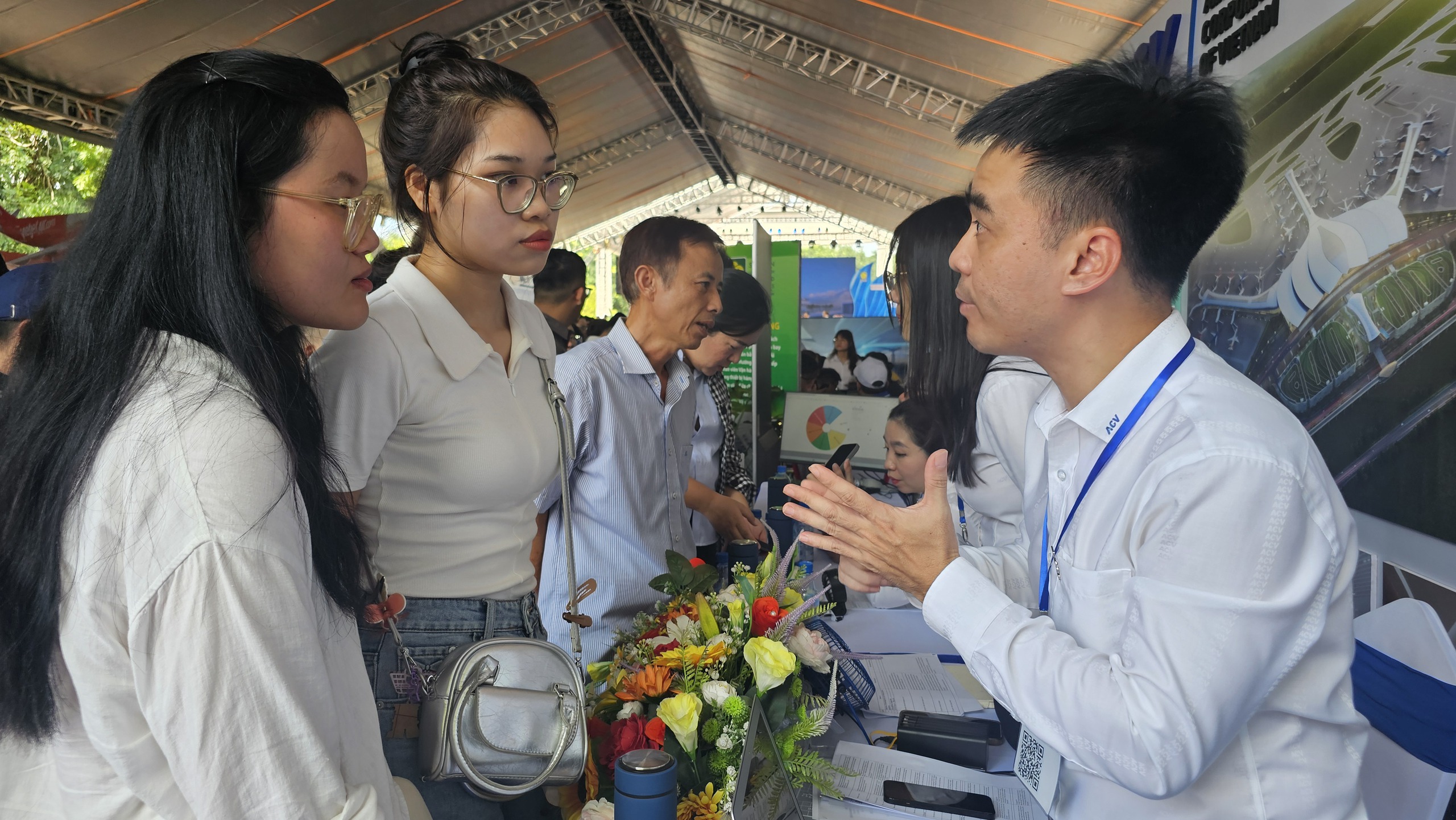 Hàng ngàn người tham gia ngày hội việc làm sân bay Long Thành- Ảnh 6. Hàng ngàn người tham gia ngày hội việc làm sân bay Long Thành- Ảnh 6.