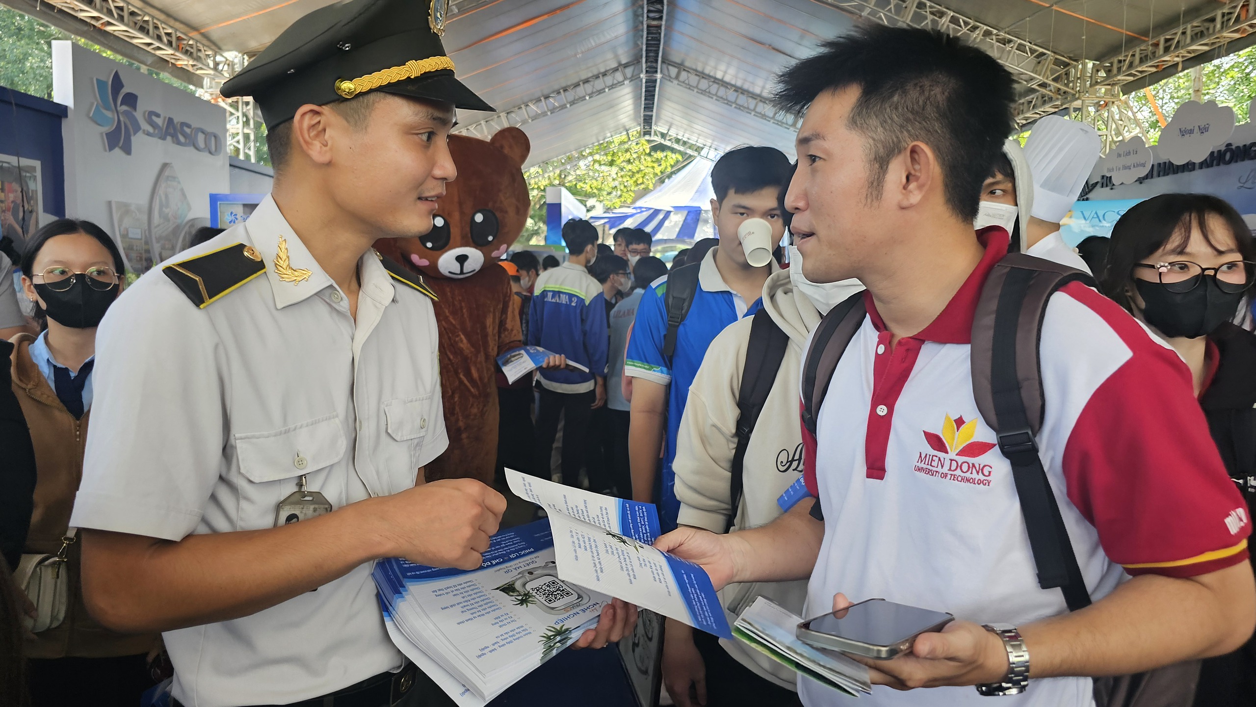 Hàng ngàn người tham gia ngày hội việc làm sân bay Long Thành- Ảnh 5. Hàng ngàn người tham gia ngày hội việc làm sân bay Long Thành- Ảnh 5.