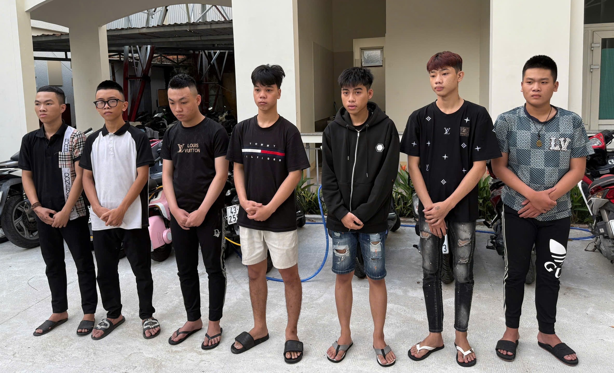 Đà Nẵng: Nhóm côn đồ đánh nhầm người đi đường đến mù mắt vì... chai bia- Ảnh 2. Đà Nẵng: Nhóm côn đồ đánh nhầm người đi đường đến mù mắt vì... chai bia- Ảnh 2.