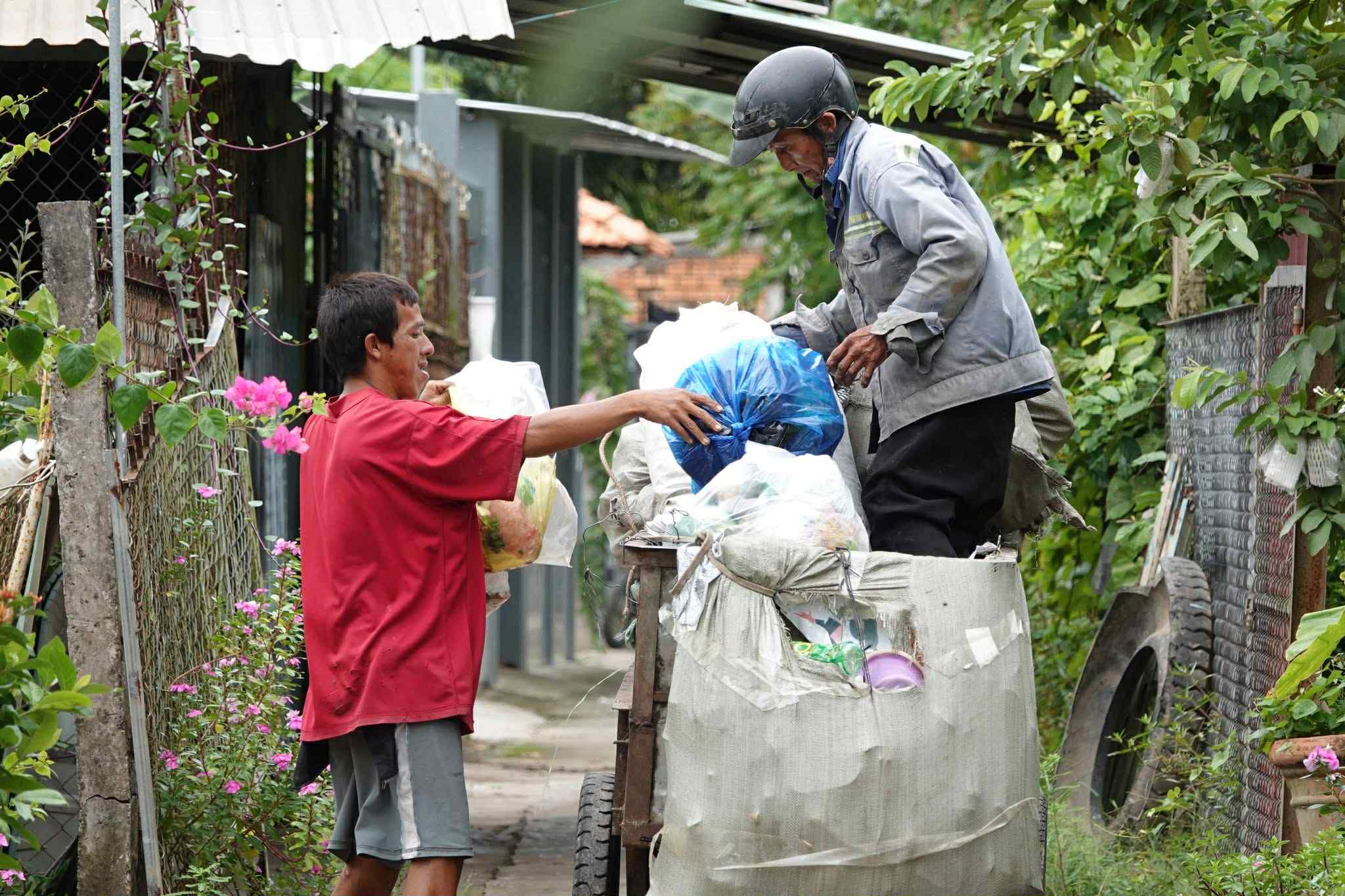 Người cha miền T&acirc;y 10 năm thu gom r&aacute;c, lượm ve chai nu&ocirc;i con trai khờ - Ảnh 1.