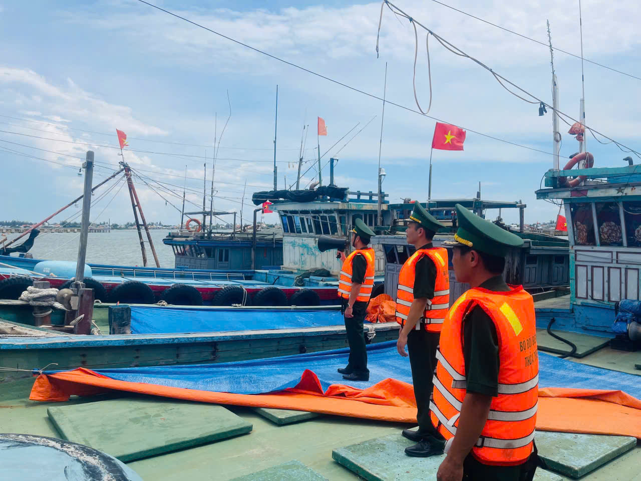 Lực lượng chức năng, người dân Huế chằng chống nhà cửa, ứng phó bão số 5- Ảnh 3. Lực lượng chức năng, người dân Huế chằng chống nhà cửa, ứng phó bão số 5- Ảnh 3.