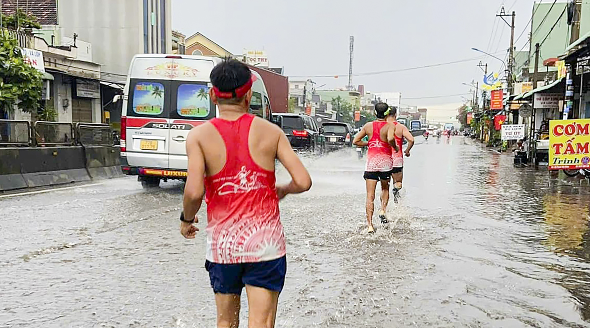Att springa 800 km till staden uppkallad efter farbror Ho: Själverövringens resa - Foto 4. Chạy bộ 800 km về thành phố mang tên Bác: Hành trình chinh phục bản thân- Ảnh 4.