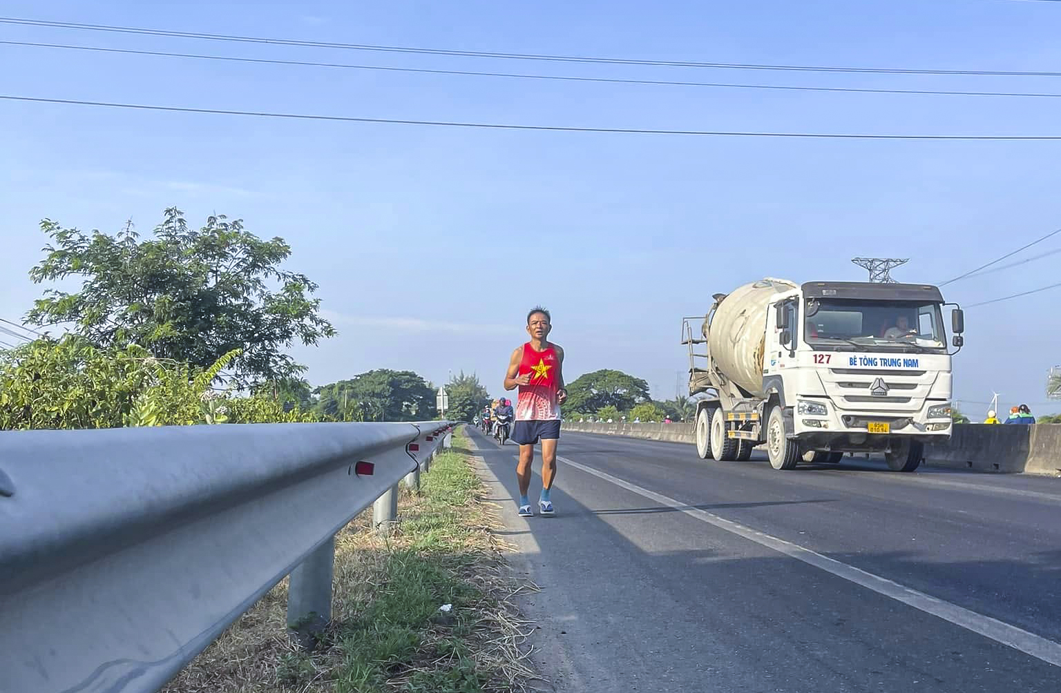 Att springa 800 km till staden uppkallad efter farbror Ho: Själverövringens resa - Foto 3. Chạy bộ 800 km về thành phố mang tên Bác: Hành trình chinh phục bản thân- Ảnh 3.