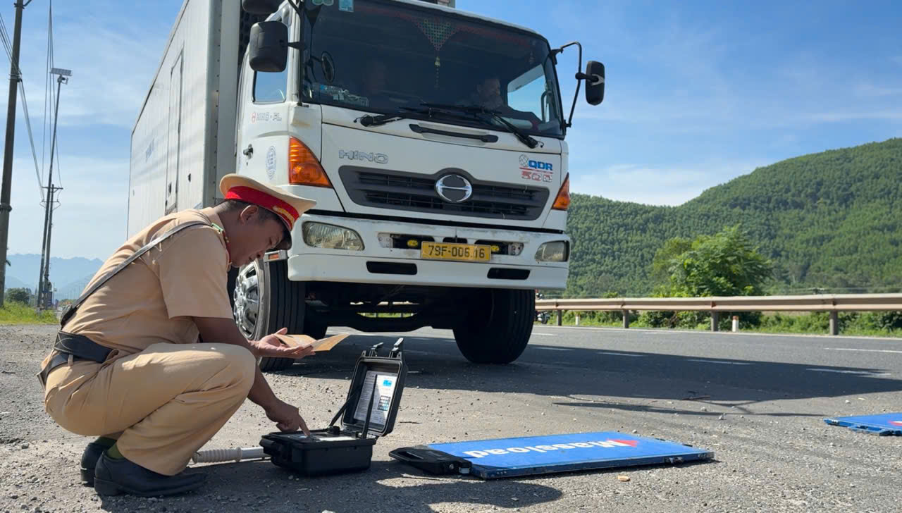 Hàng trăm xe quá tải bị CSGT TP.Huế xử lý, tiền phạt lên đến hàng tỉ đồng- Ảnh 1. Hàng trăm xe quá tải bị CSGT TP.Huế xử lý, tiền phạt lên đến hàng tỉ đồng- Ảnh 1.