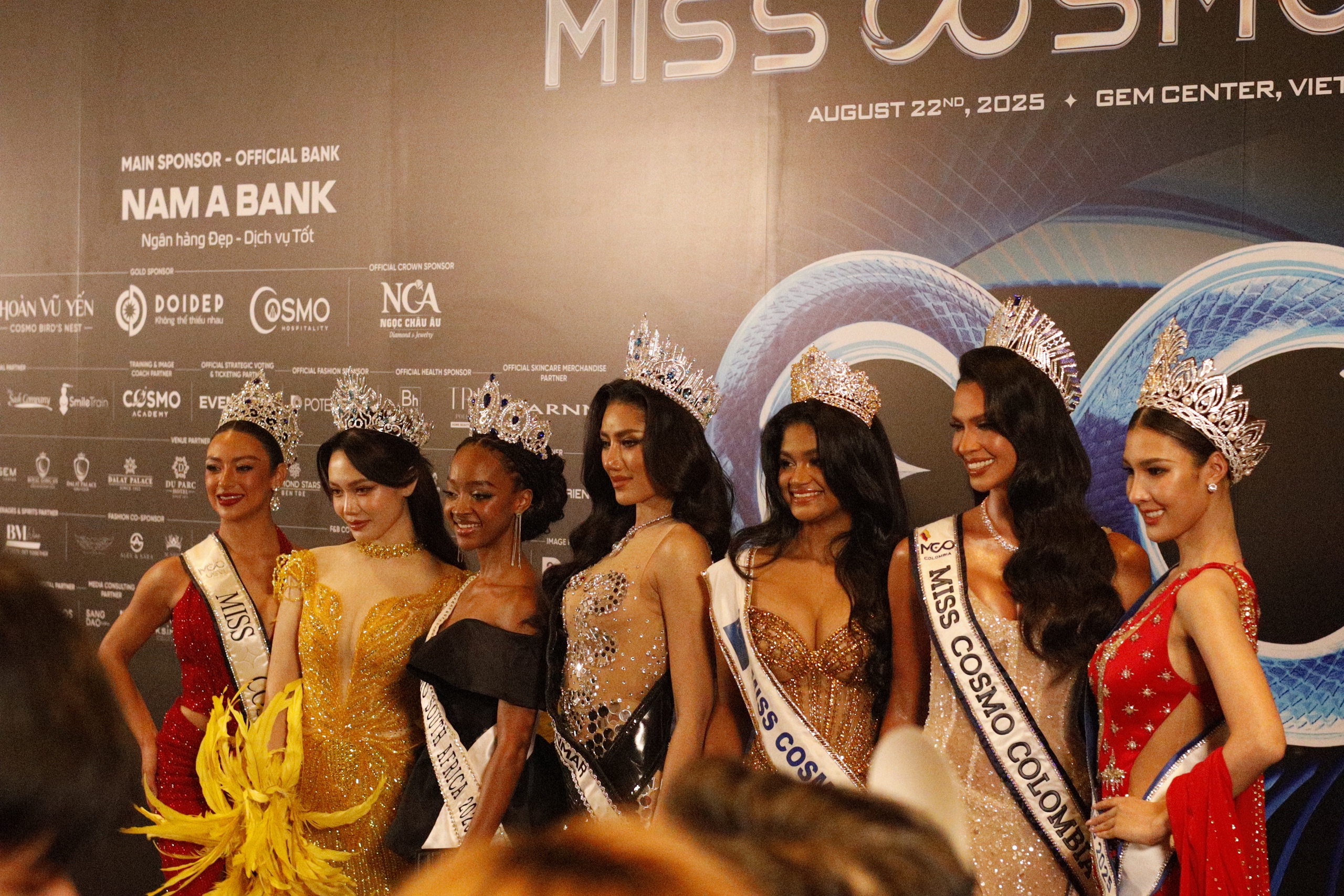 D&agrave;n th&iacute; sinh quốc tế h&agrave;o hứng đến Việt Nam tranh vương miện Miss Cosmo 2025- Ảnh 1.