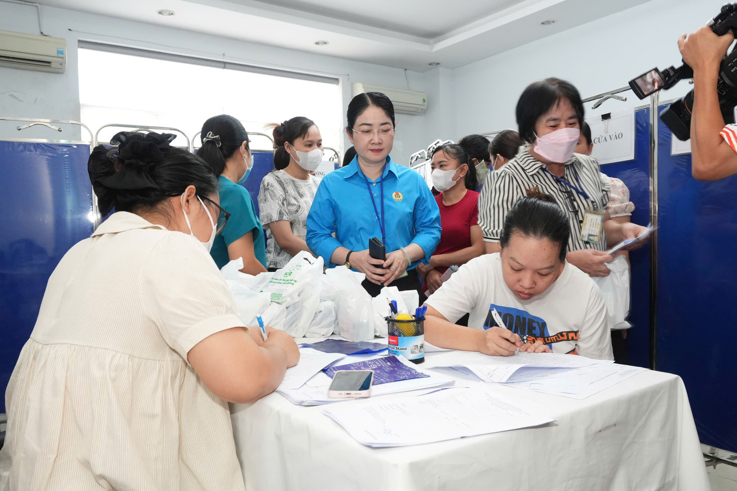 Gần 200 nữ công nhân được khám sức khỏe miễn phí - Ảnh 2.