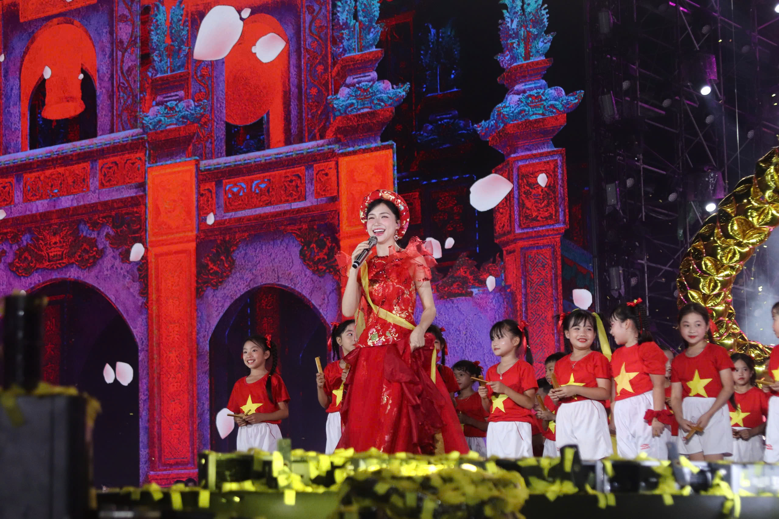 Hòa Minzy hát 'Bắc Bling', Soobin trình diễn 'Trống cơm' trước hàng chục ngàn khán giả- Ảnh 6. Hòa Minzy hát 'Bắc Bling', Soobin trình diễn 'Trống cơm' trước hàng chục ngàn khán giả- Ảnh 6.