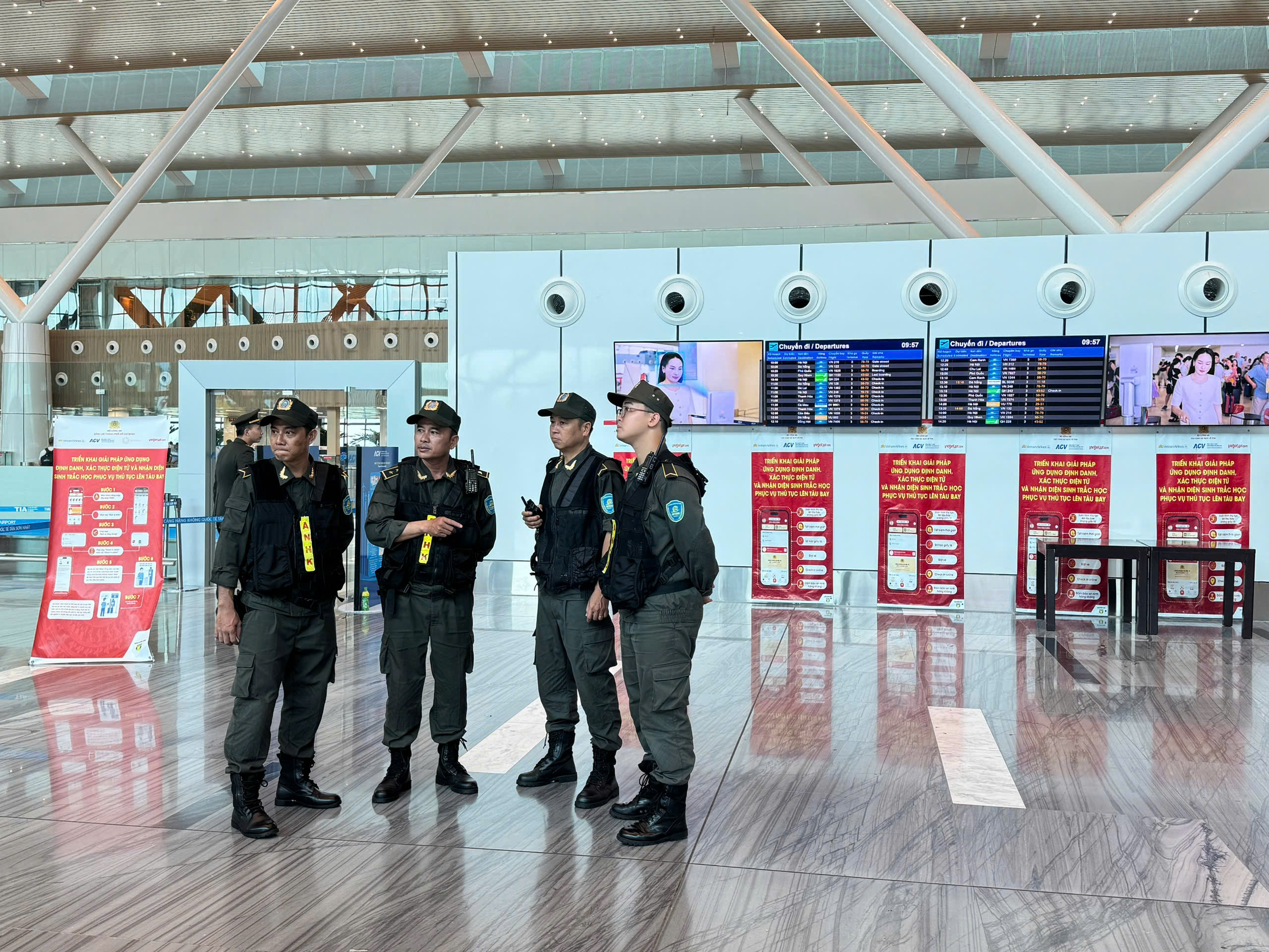 An ninh đặc nhiệm tuần tra nhà ga T3 - Tân Sơn Nhất- Ảnh 3. An ninh đặc nhiệm tuần tra nhà ga T3 - Tân Sơn Nhất- Ảnh 3.
