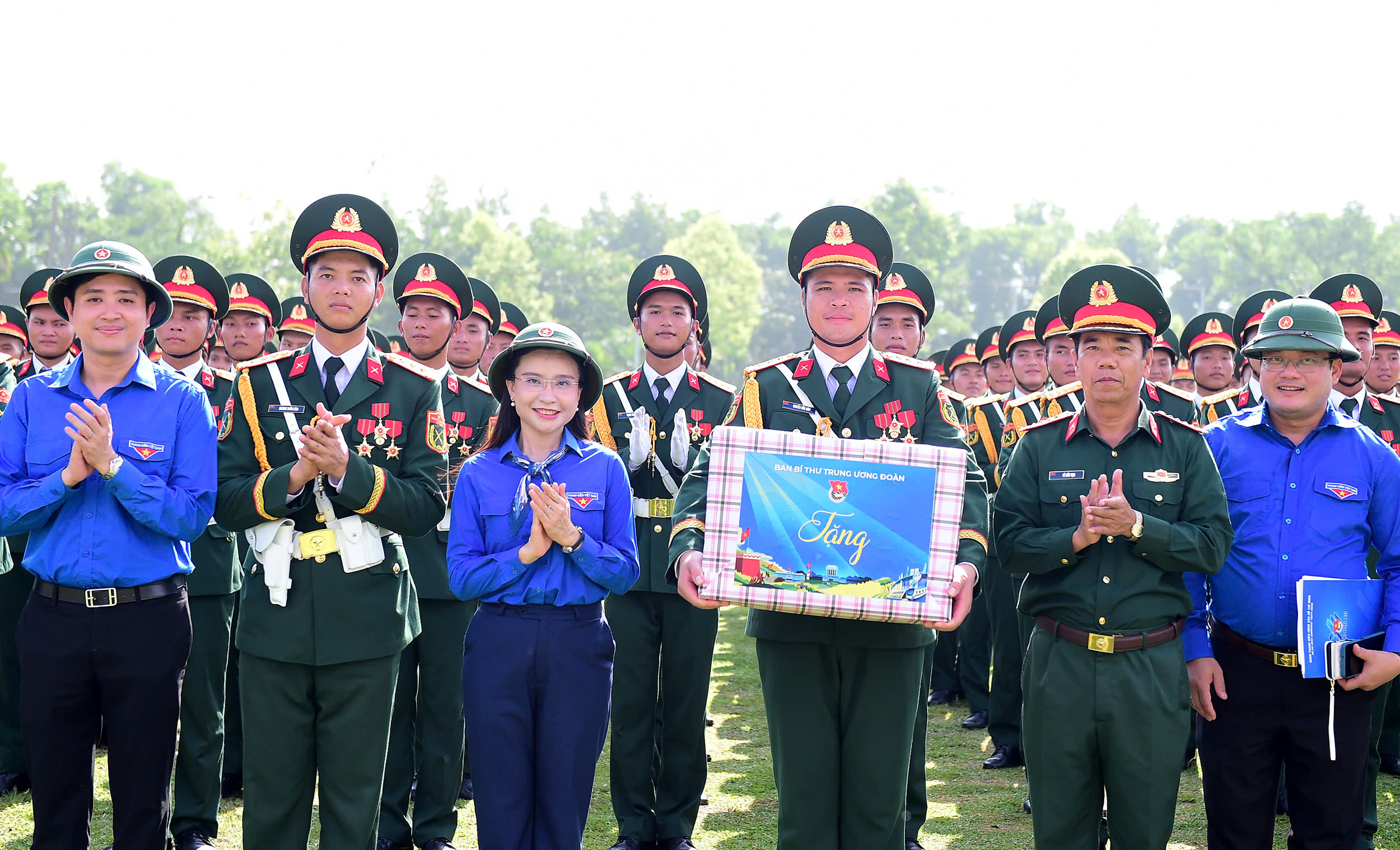 Chị Nguyễn Phạm Duy Trang tiếp lửa cho giới trẻ trong đội hình diễu binh A80 - Ảnh 1.