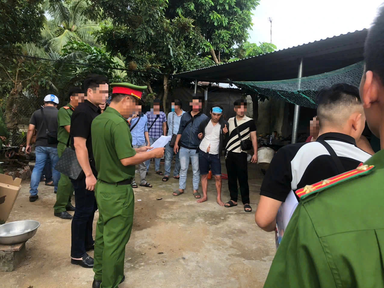 Kiểm tra 'trại nuôi gà' phát hiện nửa kg ma túy và súng, đạn- Ảnh 1. Kiểm tra 'trại nuôi gà' phát hiện nửa kg ma túy và súng, đạn- Ảnh 1.