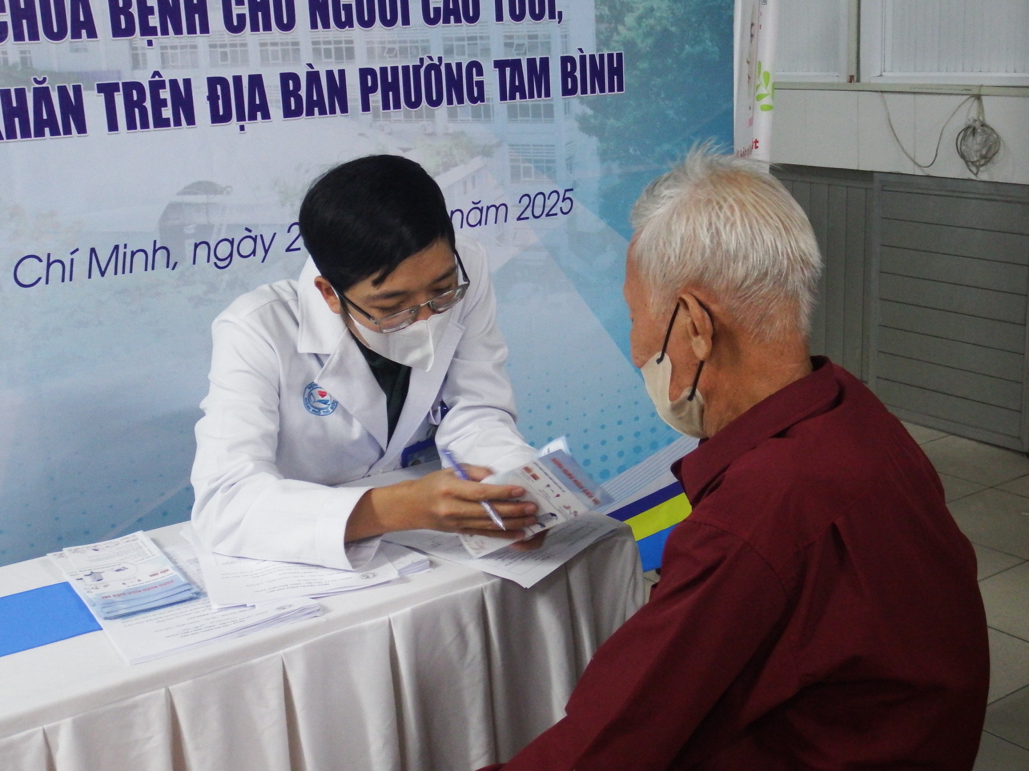 Bệnh Viện Đa Khoa Thủ Đức Khám Và Phát Thuốc Miễn Phí Cho 300 Người Dân 2 Bệnh Viện Đa Khoa Thủ Đức Khám Và Phát Thuốc Miễn Phí Cho 300 Người Dân - Ảnh 2.