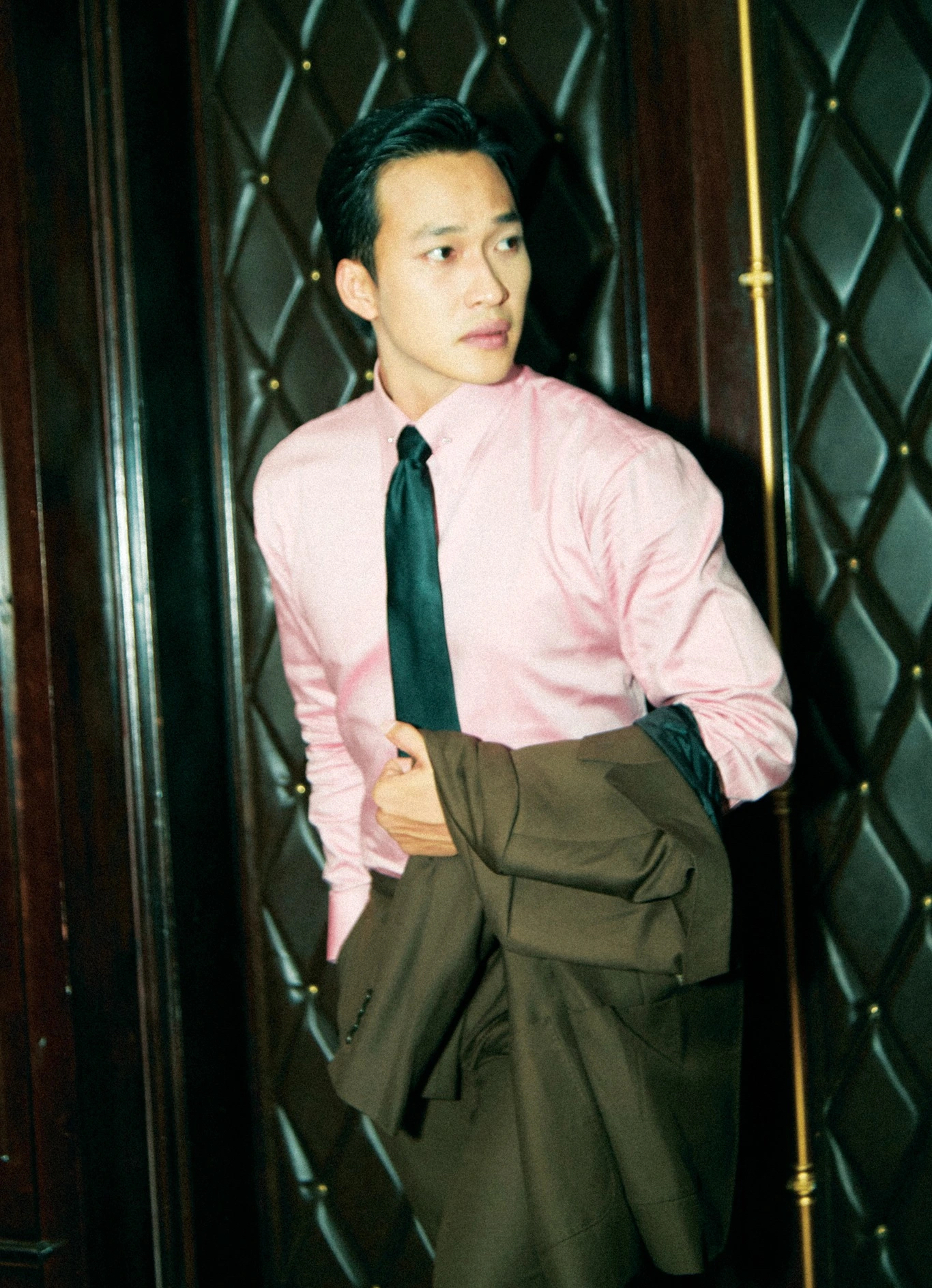 Lâm Thanh Nhã của 'Mưa đỏ' khoe vẻ điển trai trong loạt hình 'tuyệt đối điện ảnh' - Ảnh 1.