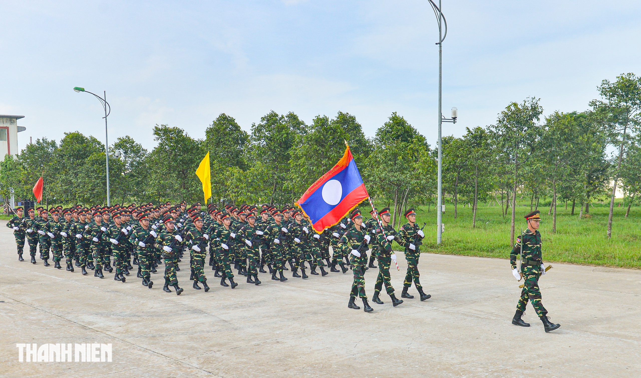 Khối trưởng quân đội Lào: 'Tình cảm người dân Việt Nam dành cho chúng tôi là vô giá’- Ảnh 1. Khối trưởng quân đội Lào: 'Tình cảm người dân Việt Nam dành cho chúng tôi là vô giá’- Ảnh 1.