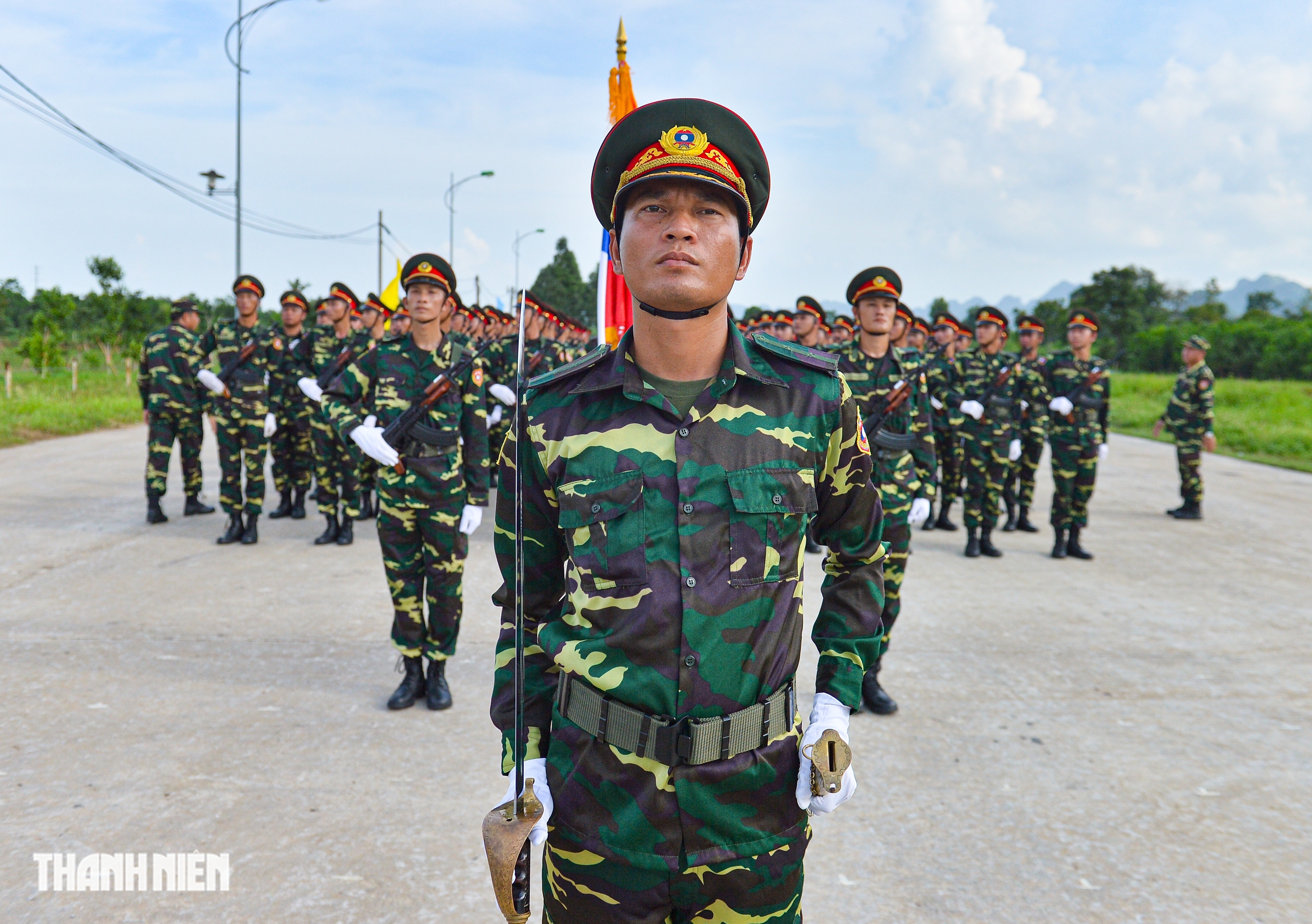 Khối trưởng quân đội Lào: 'Tình cảm người dân Việt Nam dành cho chúng tôi là vô giá’- Ảnh 8. Khối trưởng quân đội Lào: 'Tình cảm người dân Việt Nam dành cho chúng tôi là vô giá’- Ảnh 8.