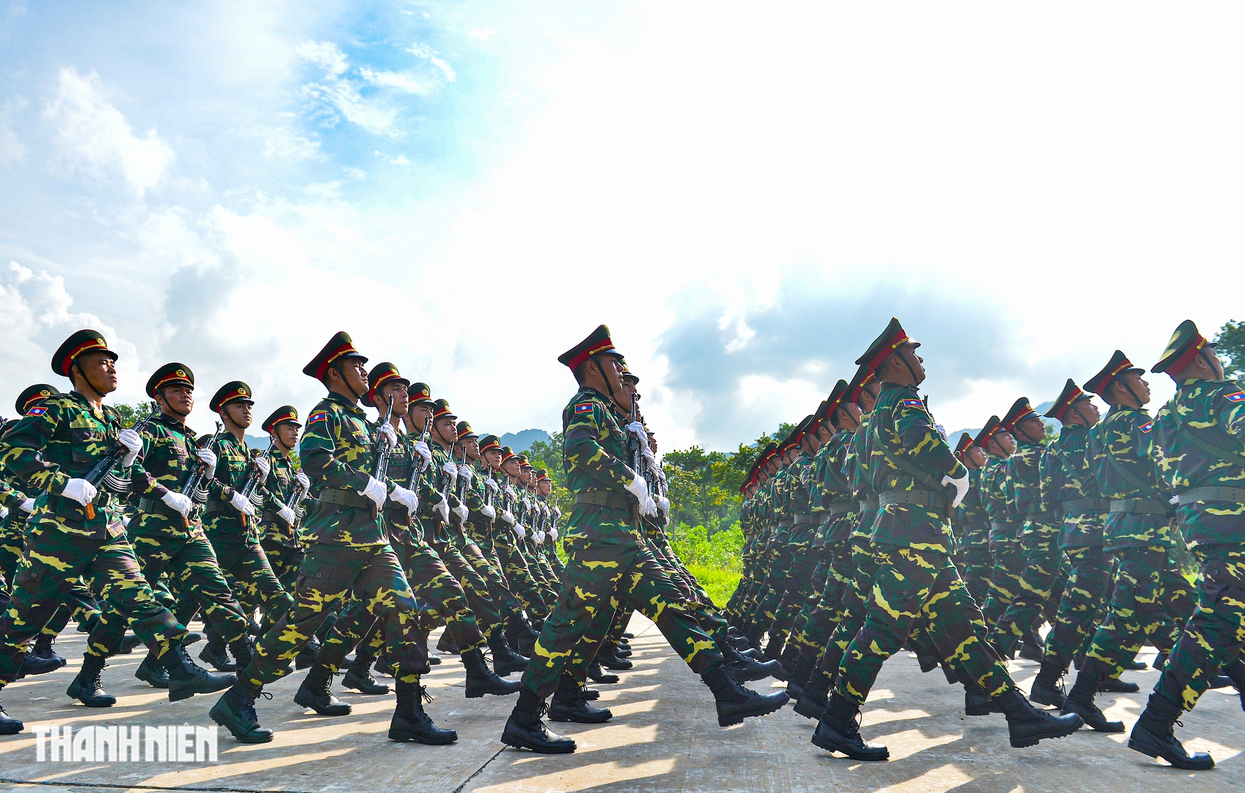 Khối trưởng quân đội Lào: 'Tình cảm người dân Việt Nam dành cho chúng tôi là vô giá’- Ảnh 7. Khối trưởng quân đội Lào: 'Tình cảm người dân Việt Nam dành cho chúng tôi là vô giá’- Ảnh 7.