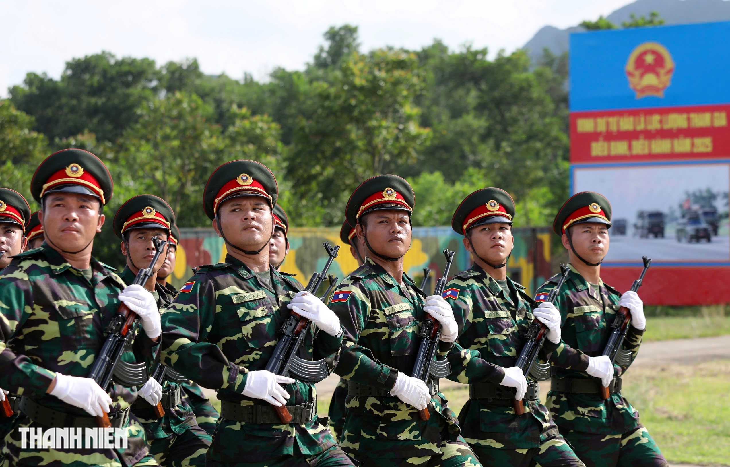Khối trưởng quân đội Lào: 'Tình cảm người dân Việt Nam dành cho chúng tôi là vô giá’- Ảnh 6. Khối trưởng quân đội Lào: 'Tình cảm người dân Việt Nam dành cho chúng tôi là vô giá’- Ảnh 6.
