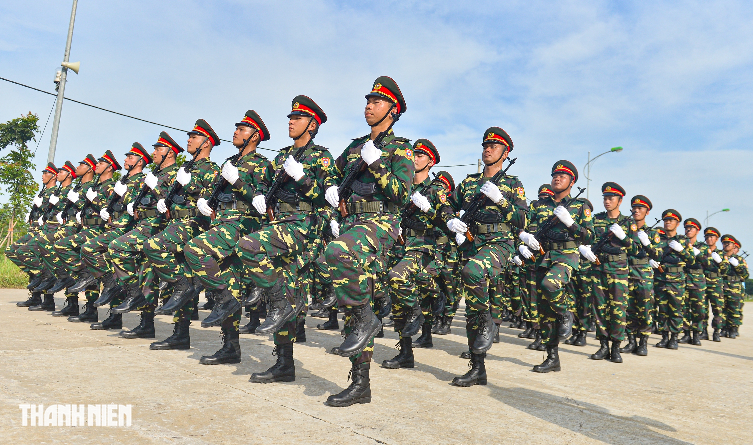 Khối trưởng quân đội Lào: 'Tình cảm người dân Việt Nam dành cho chúng tôi là vô giá’- Ảnh 2. Khối trưởng quân đội Lào: 'Tình cảm người dân Việt Nam dành cho chúng tôi là vô giá’- Ảnh 2.