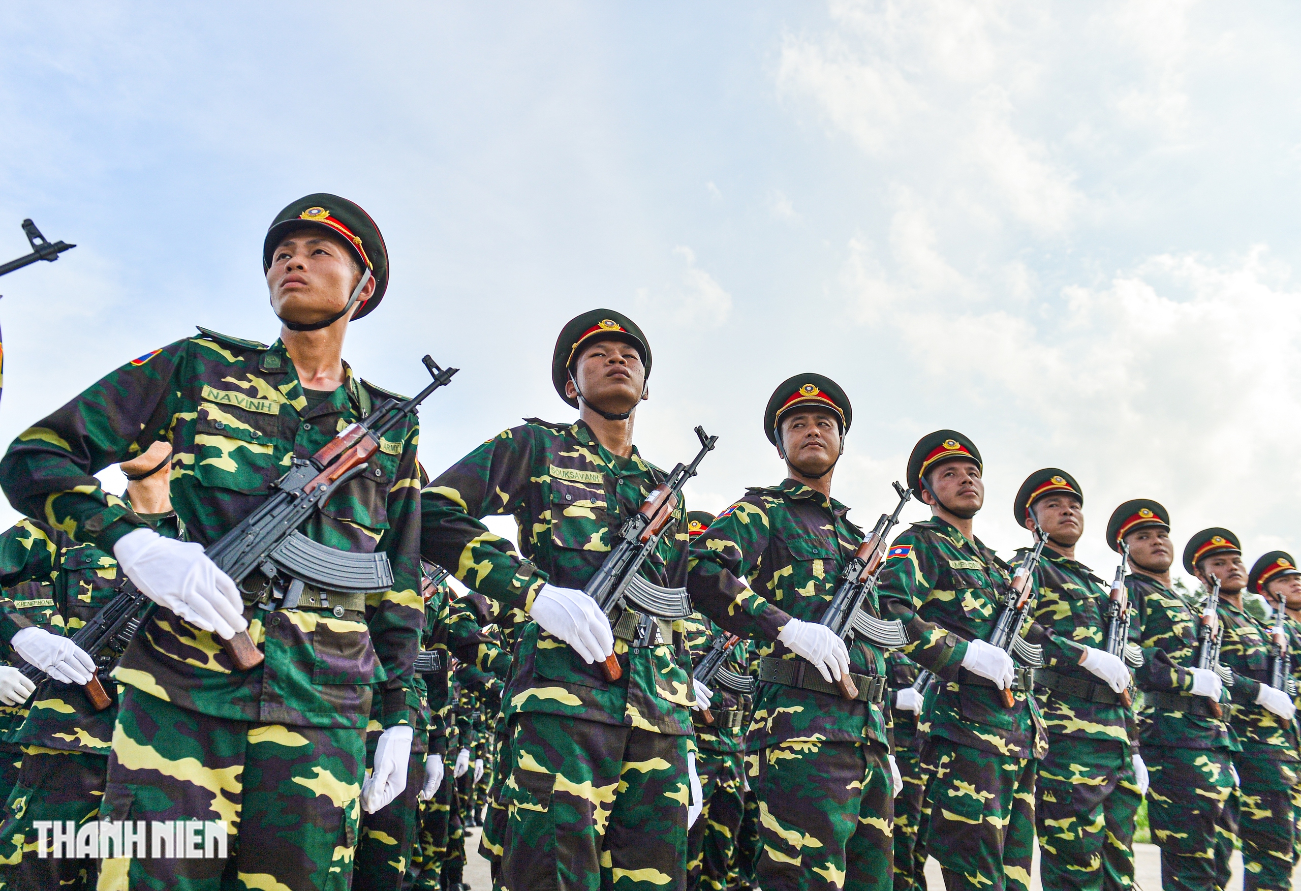 Khối trưởng quân đội Lào: 'Tình cảm người dân Việt Nam dành cho chúng tôi là vô giá’- Ảnh 3. Khối trưởng quân đội Lào: 'Tình cảm người dân Việt Nam dành cho chúng tôi là vô giá’- Ảnh 3.