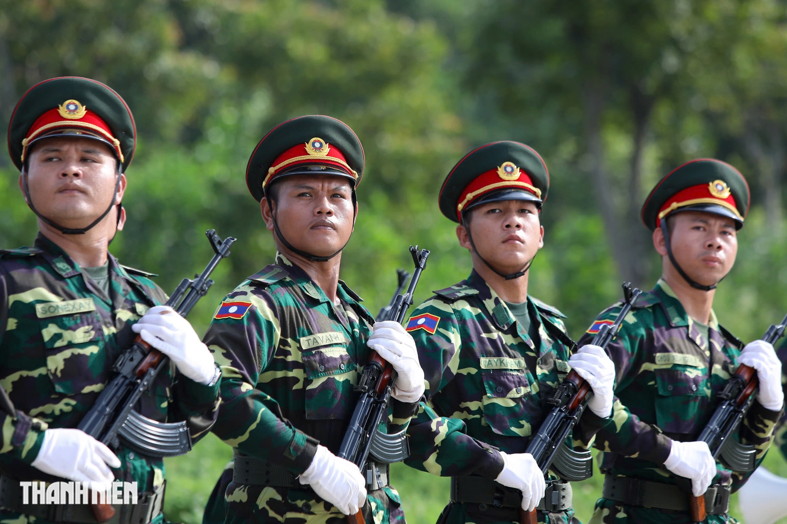 Khối trưởng quân đội Lào: 'Tình cảm người dân Việt Nam dành cho chúng tôi là vô giá’- Ảnh 5. Khối trưởng quân đội Lào: 'Tình cảm người dân Việt Nam dành cho chúng tôi là vô giá’- Ảnh 5.