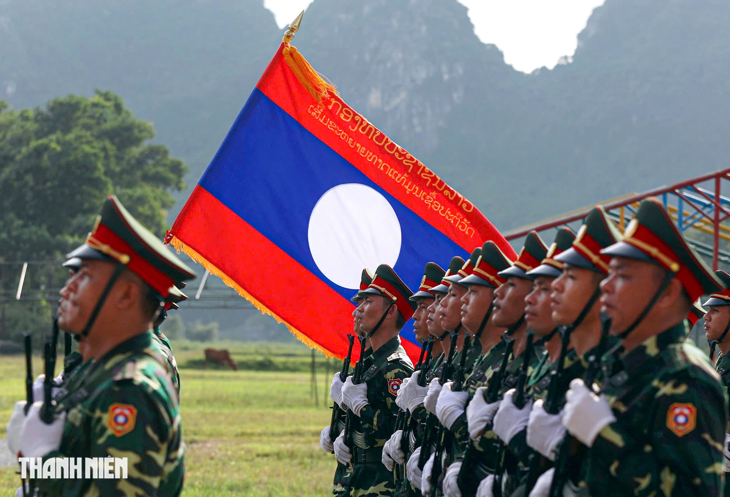 Khối trưởng quân đội Lào: 'Tình cảm người dân Việt Nam dành cho chúng tôi là vô giá’- Ảnh 13. Khối trưởng quân đội Lào: 'Tình cảm người dân Việt Nam dành cho chúng tôi là vô giá’- Ảnh 13.