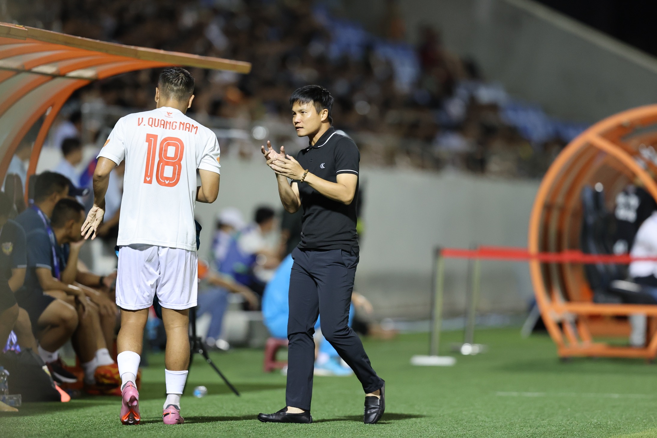 Nguyen Cong Manh e Le Duc Tuan: 2 jovens treinadores da mesma idade com estranhas semelhanças...- Foto 1. Nguyễn Công Mạnh và Lê Đức Tuấn: 2 HLV trẻ cùng tuổi giống nhau kỳ lạ...- Ảnh 1.