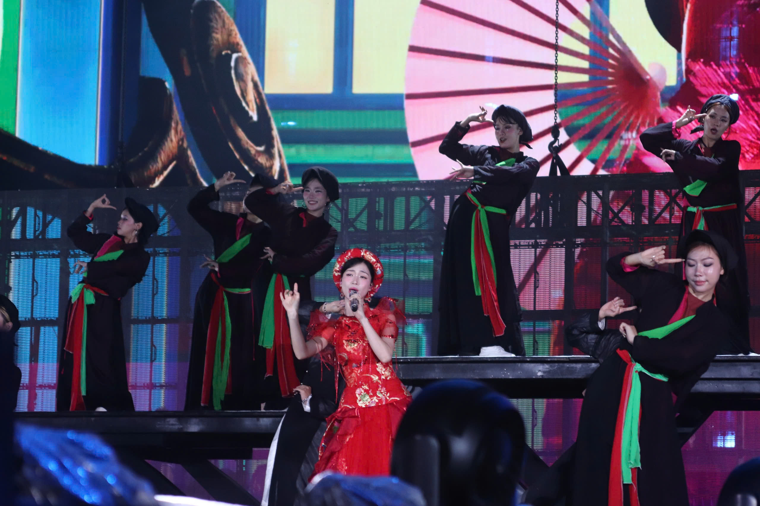 Hòa Minzy hát 'Bắc Bling', Soobin trình diễn 'Trống cơm' trước hàng chục ngàn khán giả- Ảnh 5. Hòa Minzy hát 'Bắc Bling', Soobin trình diễn 'Trống cơm' trước hàng chục ngàn khán giả- Ảnh 5.