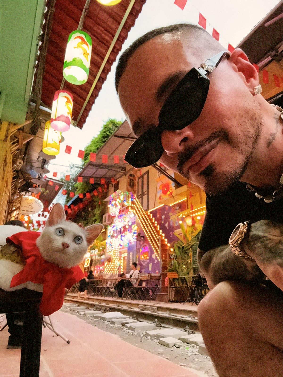 Siêu sao tỉ view J Balvin ngồi xích lô, dạo Hồ Gươm, 'check-in' cờ đỏ sao vàng - Ảnh 5.