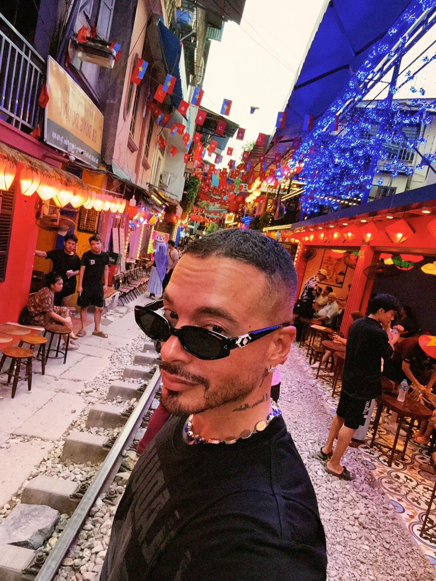 Siêu sao tỉ view J Balvin ngồi xích lô, dạo Hồ Gươm, 'check-in' cờ đỏ sao vàng - Ảnh 4.