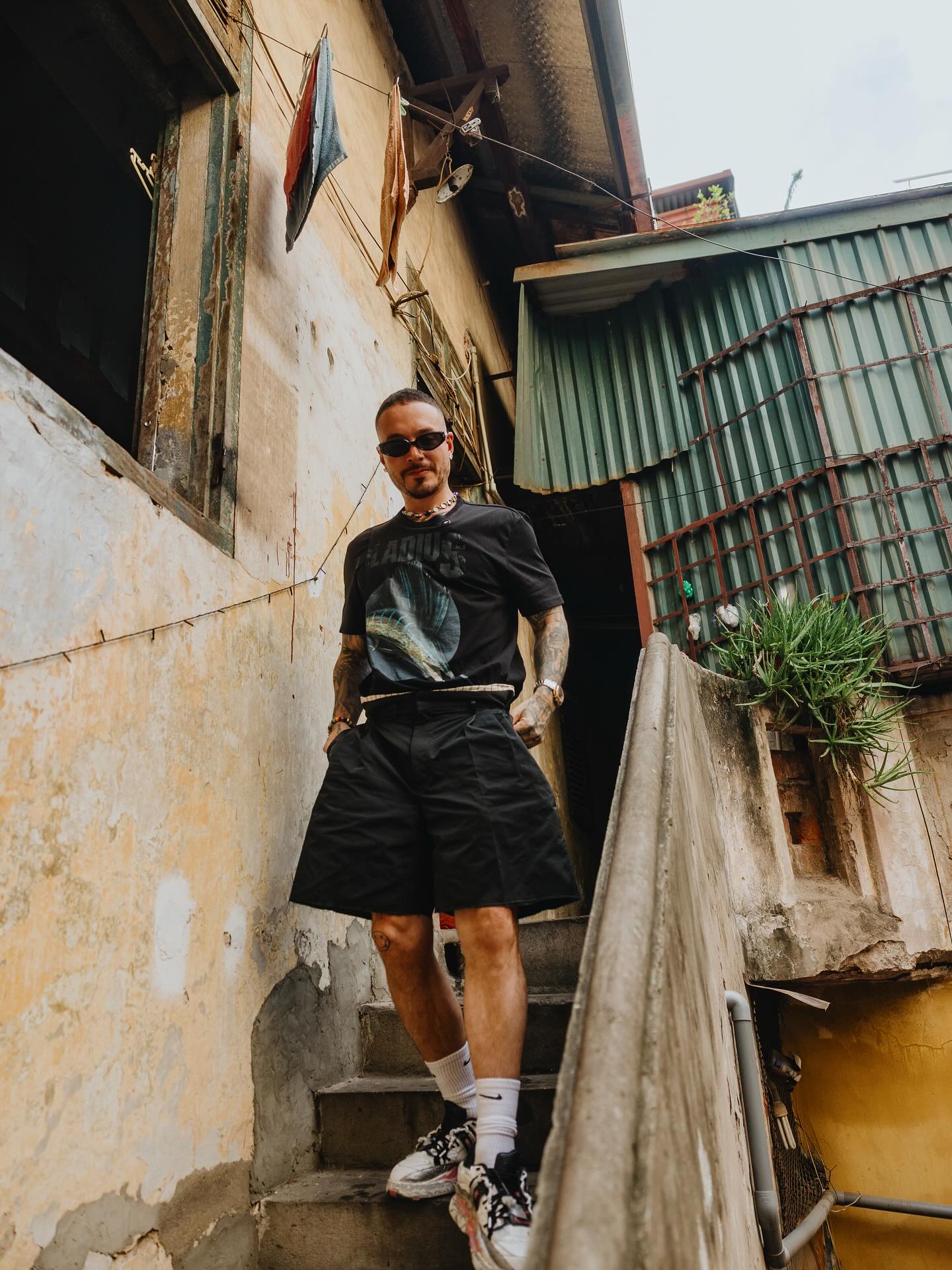 Siêu sao tỉ view J Balvin ngồi xích lô, dạo Hồ Gươm, 'check-in' cờ đỏ sao vàng - Ảnh 6.