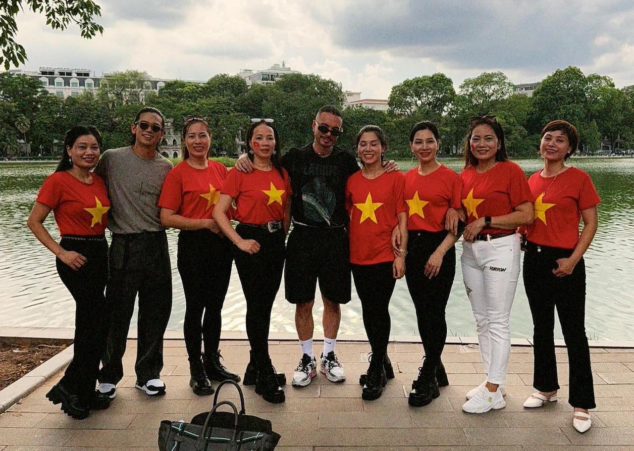 Siêu sao tỉ view J Balvin ngồi xích lô, dạo Hồ Gươm, 'check-in' cờ đỏ sao vàng - Ảnh 3.