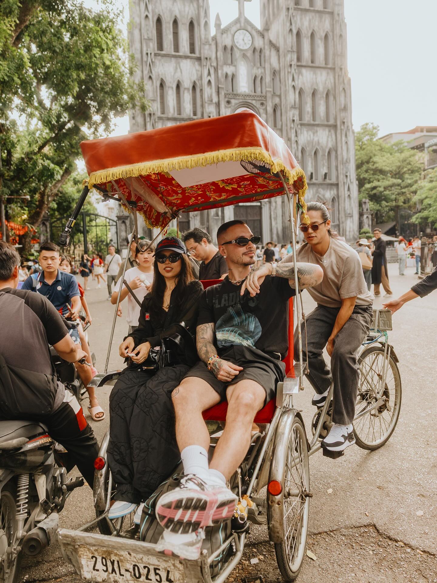 Siêu sao tỉ view J Balvin ngồi xích lô, dạo Hồ Gươm, 'check-in' cờ đỏ sao vàng - Ảnh 1.