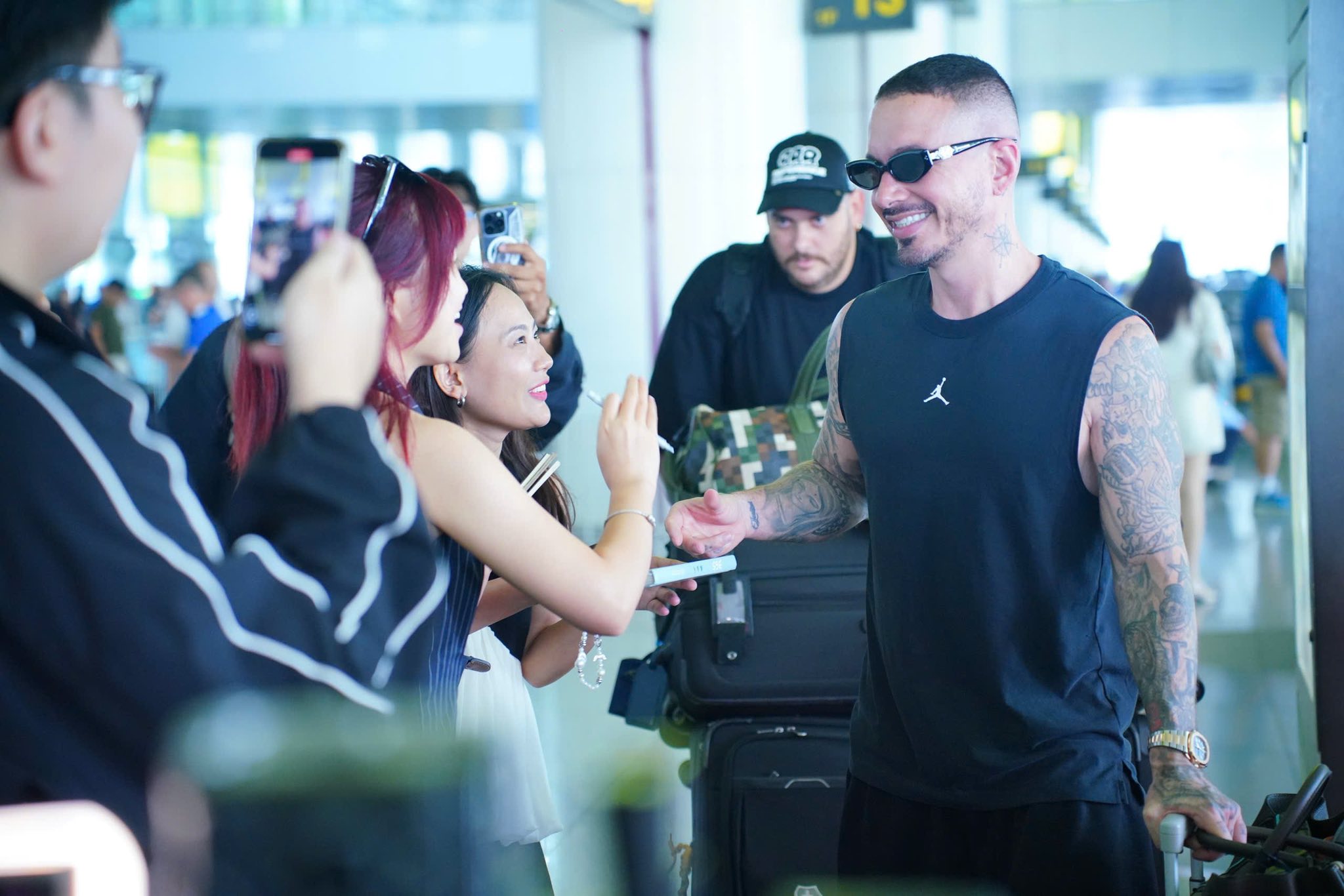 Siêu sao tỉ view J Balvin ngồi xích lô, dạo Hồ Gươm, 'check-in' cờ đỏ sao vàng - Ảnh 8.