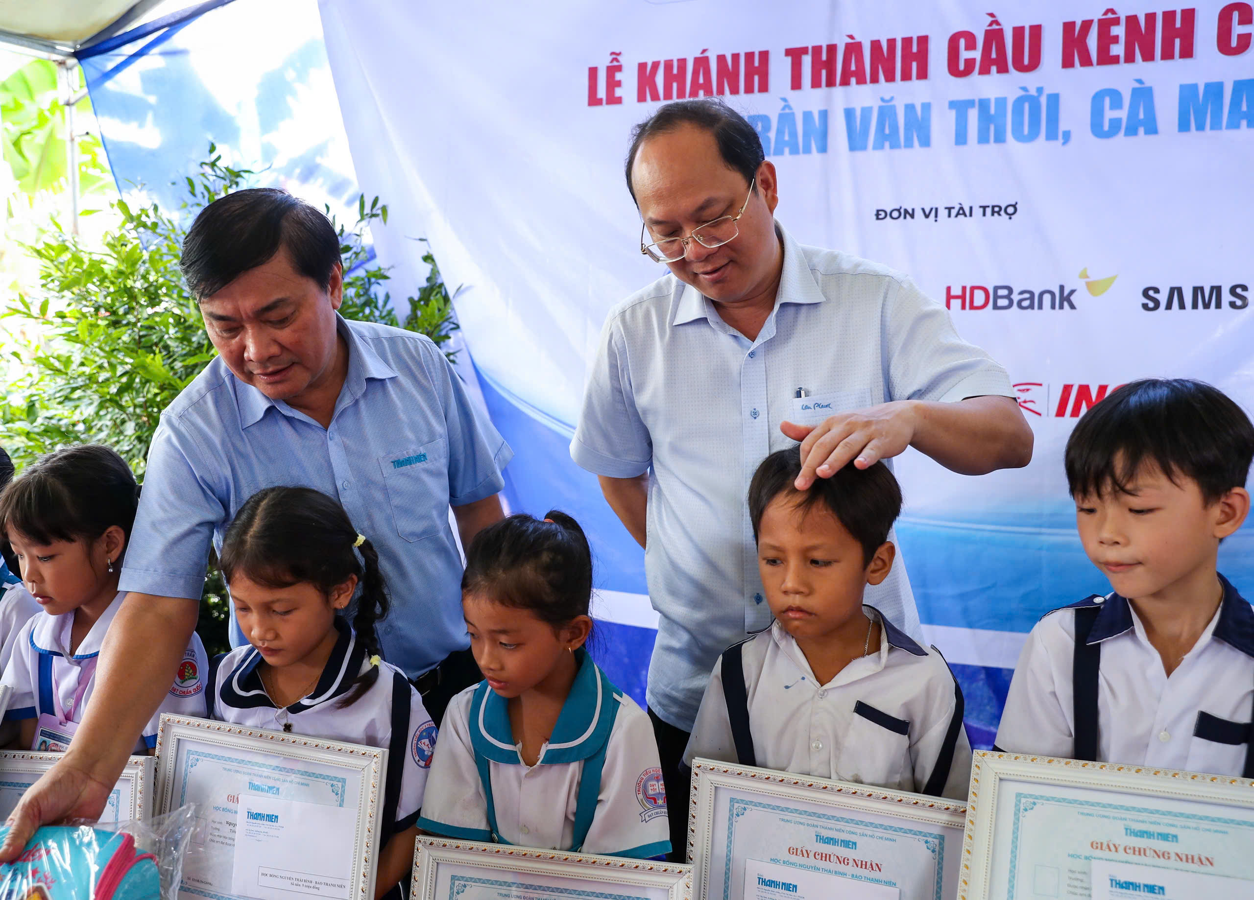 Báo Thanh Niên khánh thành cây cầu 'trong mơ' ở vùng đất cuối bản đồ Việt Nam- Ảnh 12. Báo Thanh Niên khánh thành cây cầu 'trong mơ' ở vùng đất cuối bản đồ Việt Nam- Ảnh 12.