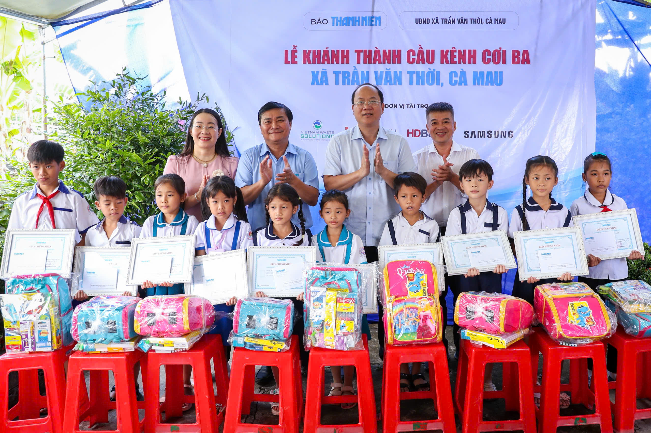 Báo Thanh Niên khánh thành cây cầu 'trong mơ' ở vùng đất cuối bản đồ Việt Nam- Ảnh 7. Báo Thanh Niên khánh thành cây cầu 'trong mơ' ở vùng đất cuối bản đồ Việt Nam- Ảnh 7.