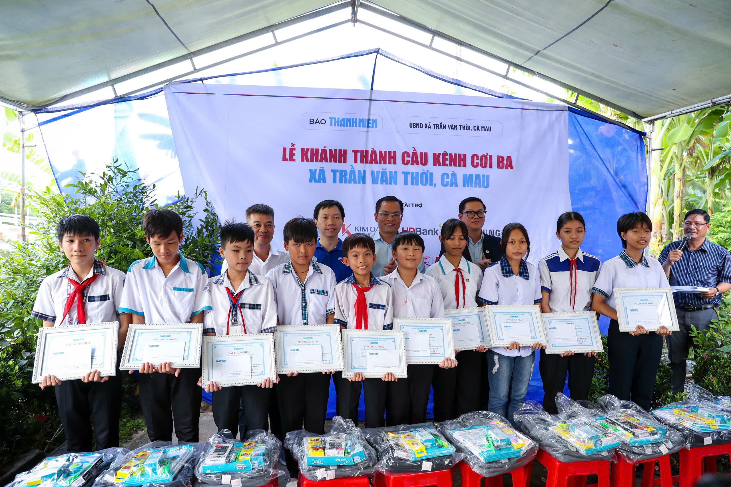 Báo Thanh Niên khánh thành cây cầu 'trong mơ' ở vùng đất cuối bản đồ Việt Nam- Ảnh 11. Báo Thanh Niên khánh thành cây cầu 'trong mơ' ở vùng đất cuối bản đồ Việt Nam- Ảnh 11.