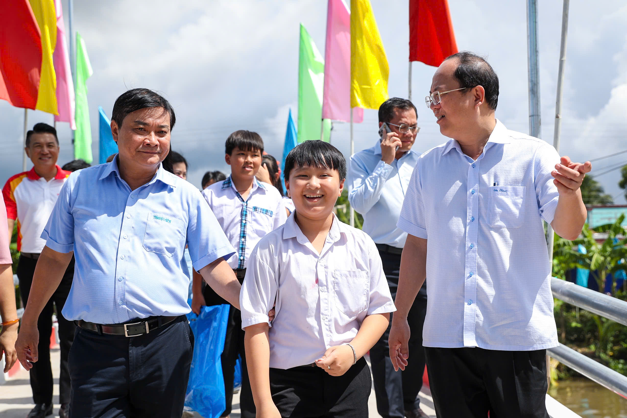 Báo Thanh Niên khánh thành cây cầu 'trong mơ' ở vùng đất cuối bản đồ Việt Nam- Ảnh 15. Báo Thanh Niên khánh thành cây cầu 'trong mơ' ở vùng đất cuối bản đồ Việt Nam- Ảnh 15.