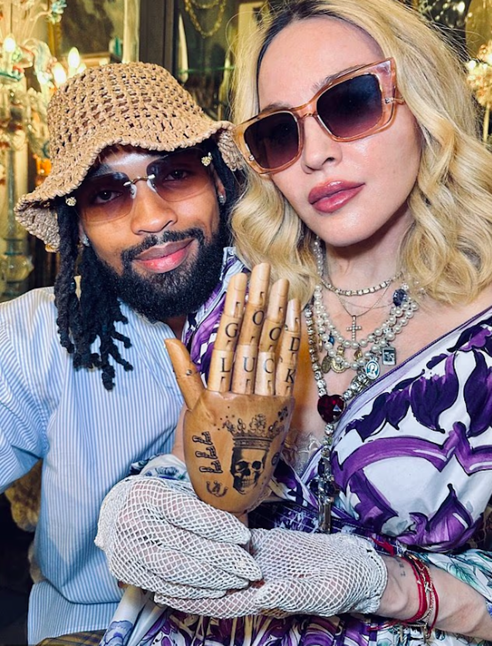 Madonna tận hưởng kỳ nghỉ cùng bạn trai kém 38 tuổi - Ảnh 1.