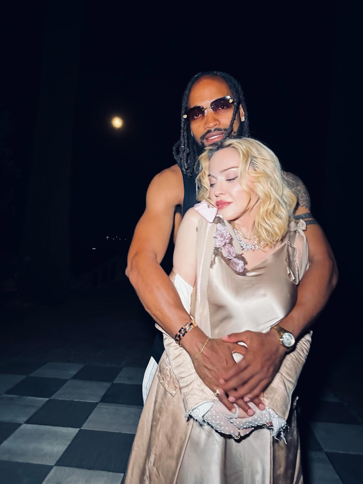 Madonna tận hưởng kỳ nghỉ cùng bạn trai kém 38 tuổi - Ảnh 3.
