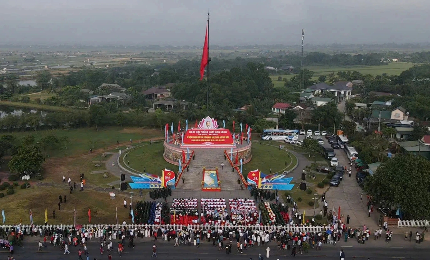 Tillfälligt stoppa besökare på relikplatsen Hien Luong-Ben Hai - Foto 1. Tạm dừng đón khách tham quan tại di tích Đôi bờ Hiền Lương - Bến Hải- Ảnh 1.