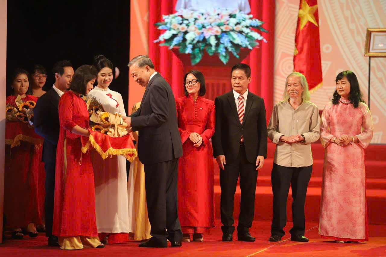 Hòa Minzy, đạo diễn Lý Hải, NSND Xuân Bắc nhận bằng khen của Bộ VH-TT-DL- Ảnh 1. Hòa Minzy, đạo diễn Lý Hải, NSND Xuân Bắc nhận bằng khen của Bộ VH-TT-DL- Ảnh 1.