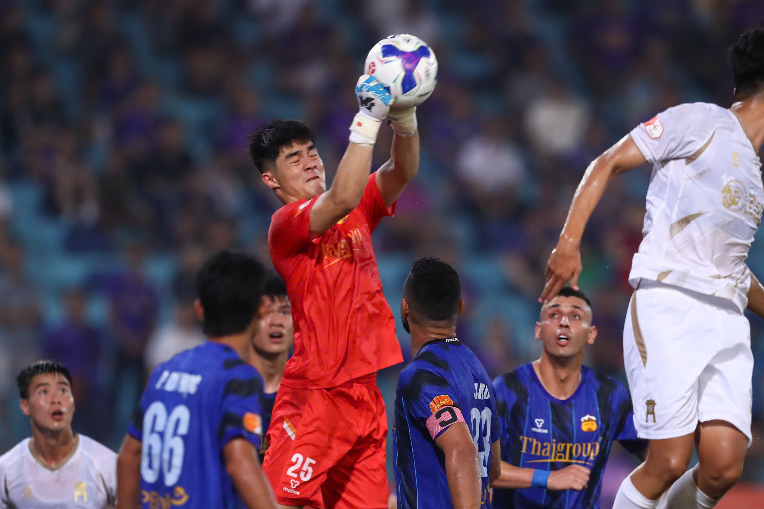 دو دروازهبان قدبلند تیم زیر ۲۳ سال ویتنام به «مرد عنکبوتی» تبدیل شدند: چه کسی از مربی کیم خوشحالتر است! - عکس ۳. 2 thủ môn cao kều của U.23 Việt Nam hóa 'người nhện': Ai vui bằng thầy Kim!- Ảnh 3.