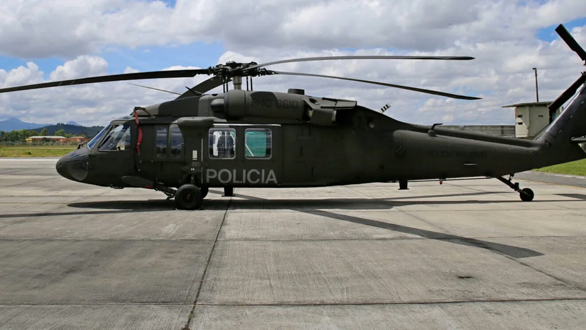 Trực thăng Black Hawk của Colombia bị m&aacute;y bay kh&ocirc;ng người l&aacute;i FPV bắn hạ - Ảnh 1.